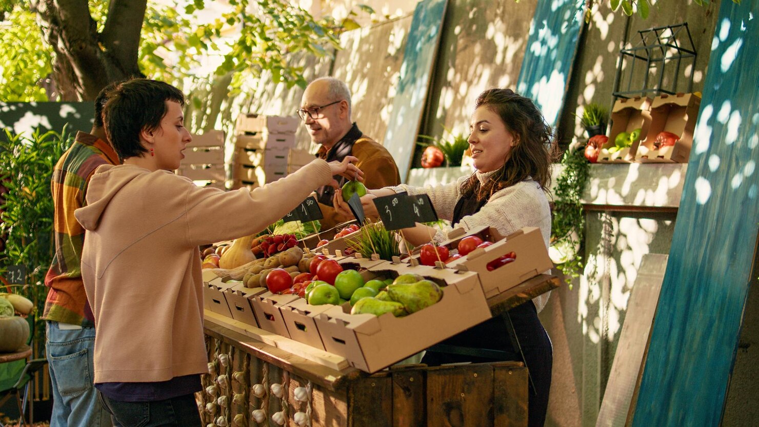 young-vendor-giving-free-apple-samples-clients_482257-77573